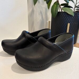 Dansko XP 2.0 Sz 35/4.5 Matte Black Leather Waterproof  Professional Clogs